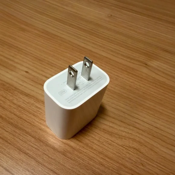 APPLE OEM 20W USB-C Power Adapter - Picture 5 of 5